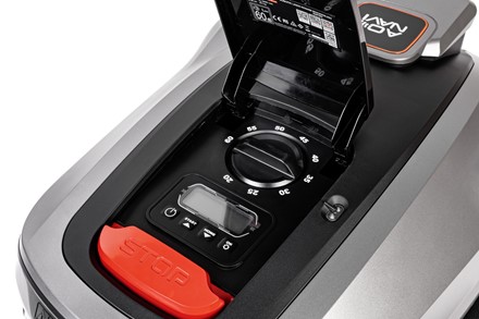  Robot koszący Sunseeker Elite X5 Gen 2 AWD pracujący na stromym zboczu.