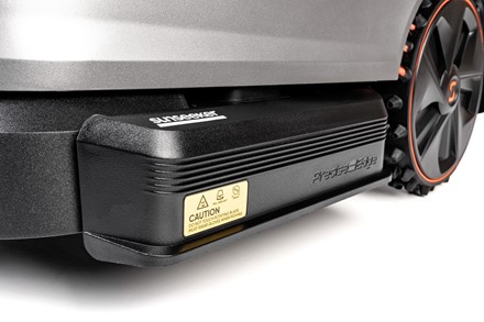  Robot koszący Sunseeker Elite X5 Gen 2 AWD pracujący na stromym zboczu.