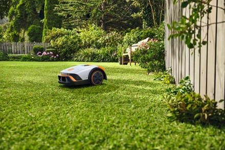 Robot koszący STIHL iMOW® 4 – do trawników 1000 m², z obsługą przez aplikację