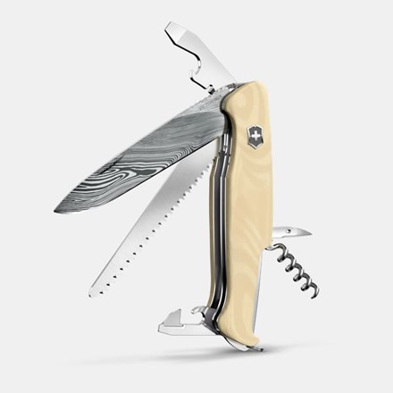 Scyzoryk Victorinox Ranger 55 Micarta Damast – limitowana edycja 2023. Wykonany ze stali Damasteel® z unikalnym wzorem „Dense Twist”.