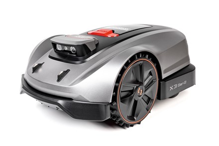 Robot koszący Sunseeker Elite X3 Gen 2 pracujący w ogrodzie bez przewodu ograniczającego.
