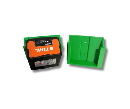 Modułowy uchwyt ścienny na akumulator STIHL AK 10 20 30 wydrukowany w technologii 3D zamontowany na ścianie w garażu