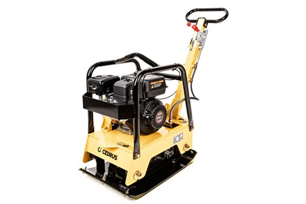 Dwukierunkowa zagęszczarka spalinowa Cedrus ZG06 122kg z widocznym mechanizmem rewersu i kołami