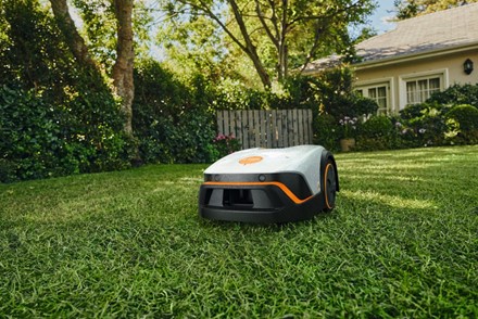 STIHL iMOW® 3 to automatyczny robot koszący do trawników do 500 m². Posiada 3 ostrza, regulację wysokości i sterowanie przez aplikację iMOW®. Samodzie