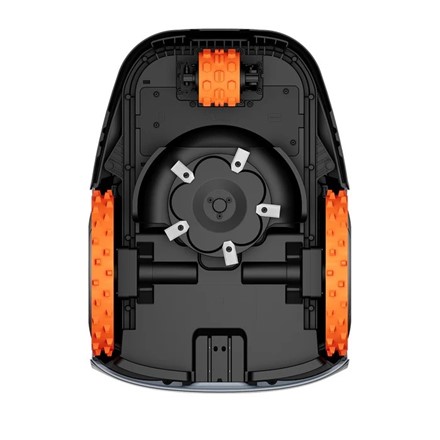 Robot koszący Segway Navimow i210 AWD podczas pracy na trawniku