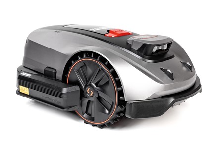 Robot koszący Sunseeker Elite X3 Gen 2 pracujący w ogrodzie bez przewodu ograniczającego.
