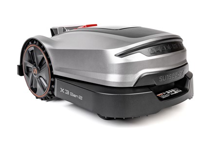 Robot koszący Sunseeker Elite X3 Gen 2 pracujący w ogrodzie bez przewodu ograniczającego.