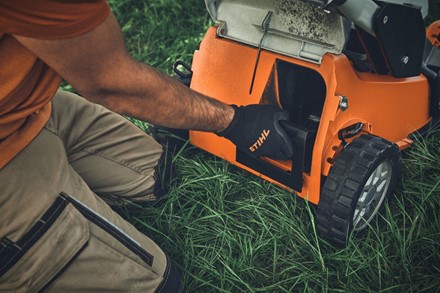 Kosiarka akumulatorowa STIHL RMA 765 V z koszem na trawę – profesjonalna, bezprzewodowa kosiarka do dużych trawników