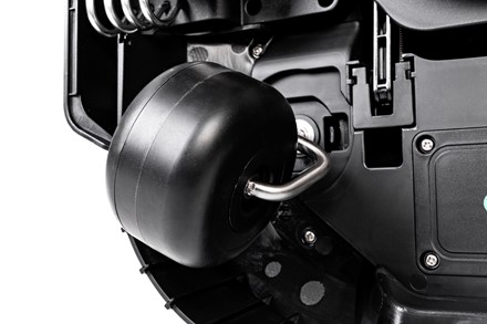 Robot koszący Sunseeker Elite X3 Gen 2 pracujący w ogrodzie bez przewodu ograniczającego.