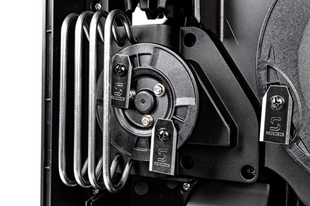 Robot koszący Sunseeker Elite X3 Gen 2 pracujący w ogrodzie bez przewodu ograniczającego.