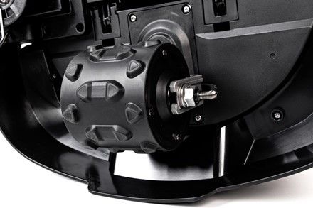  Robot koszący Sunseeker Elite X5 Gen 2 AWD pracujący na stromym zboczu.