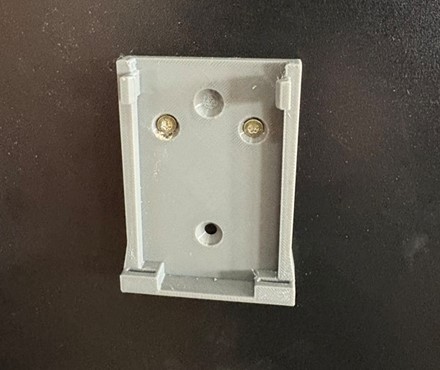 Uchwyt ścienny druk 3D do przystawki trawy i żywopłotu HSA 26 – stabilne i bezpieczne przechowywanie