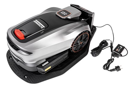  Robot koszący Sunseeker Elite X5 Gen 2 AWD pracujący na stromym zboczu.