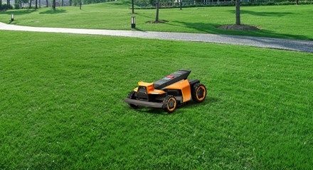 Najpotężniejszy robot koszący Segway Navimow Terranox CM240M1 pracujący na rozległym terenie o powierzchni 2,4 hektara