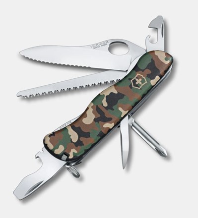 Scyzoryk Victorinox Trailmaster w zielonym kamuflażu, z piłą, dużym blokowanym ostrzem, otwieraczem do puszek i innymi funkcjami.