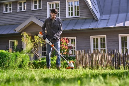 Kosa akumulatorowa FSA 50 STIHL z akumulatorem i ładowarką