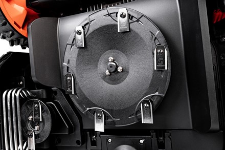  Robot koszący Sunseeker Elite X5 Gen 2 AWD pracujący na stromym zboczu.