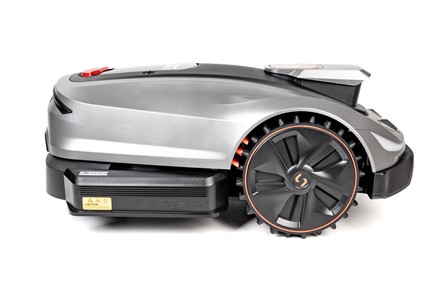  Robot koszący Sunseeker Elite X5 Gen 2 AWD pracujący na stromym zboczu.