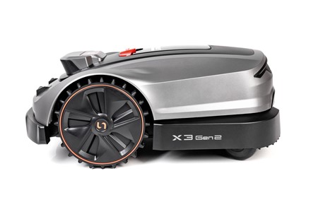 Robot koszący Sunseeker Elite X3 Gen 2 pracujący w ogrodzie bez przewodu ograniczającego.