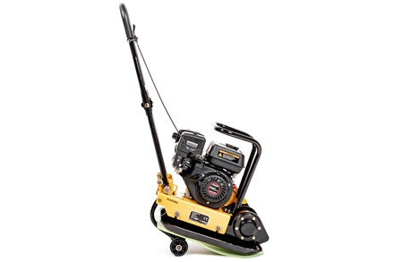 Zagęszczarka spalinowa Cedrus ZG80L 78kg z ramą ochronną silnika i zamontowanymi kołami transportowymi