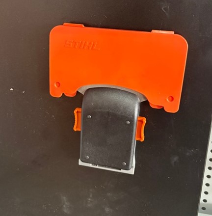 Uchwyt ścienny druk 3D do przystawki trawy i żywopłotu HSA 26 – stabilne i bezpieczne przechowywanie