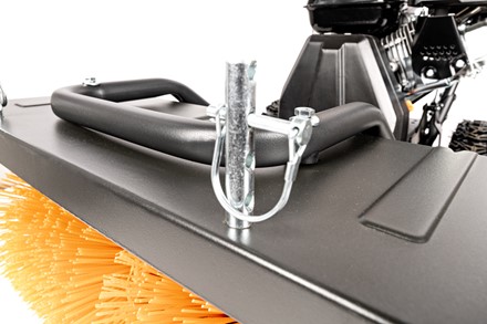 Wielofunkcyjna zamiatarka spalinowa Cedrus ZM02 z regulowaną szczotką i silnikiem Loncin