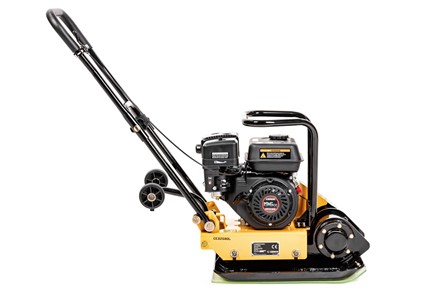 Zagęszczarka spalinowa Cedrus ZG80L 78kg z ramą ochronną silnika i zamontowanymi kołami transportowymi