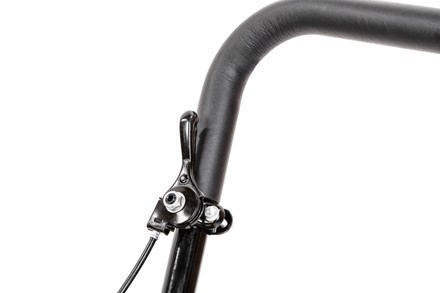 Zagęszczarka spalinowa Cedrus ZG80L 78kg z ramą ochronną silnika i zamontowanymi kołami transportowymi