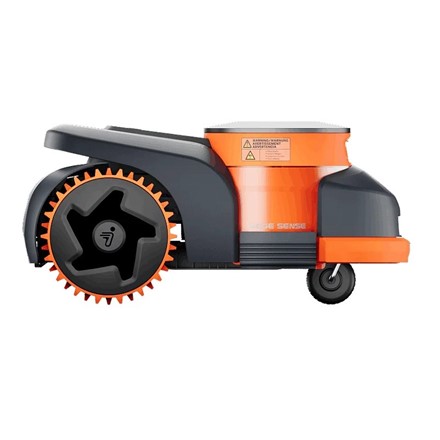 Robot koszący Segway Navimow H215E pracujący na rozległym trawniku 1500 m² z wykorzystaniem zaawansowanej nawigacji 3D.