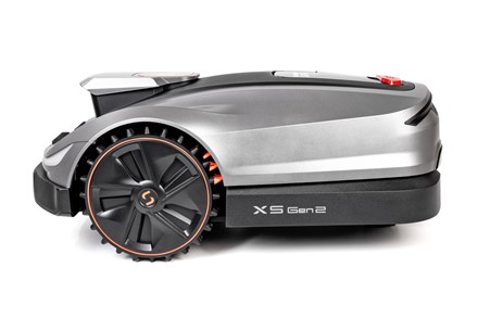  Robot koszący Sunseeker Elite X5 Gen 2 AWD pracujący na stromym zboczu.