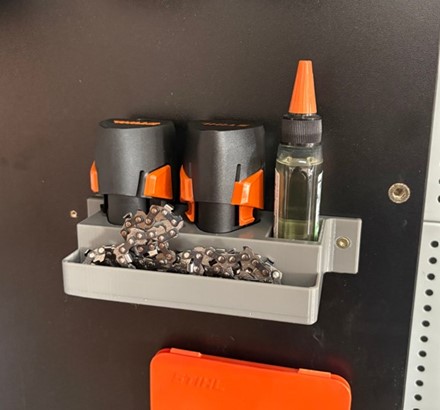 Uchwyt ścienny druk 3D na 2x akumulator AS 2, olej bio 50 ml oraz kieszeń na zapasowe łańcuchy do GTA 26