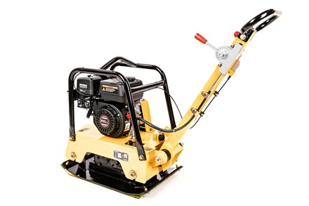 Dwukierunkowa zagęszczarka spalinowa Cedrus ZG06 122kg z widocznym mechanizmem rewersu i kołami