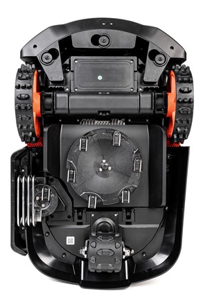  Robot koszący Sunseeker Elite X5 Gen 2 AWD pracujący na stromym zboczu.