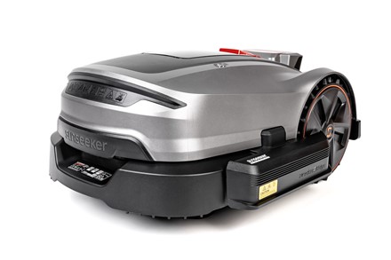 Robot koszący Sunseeker Elite X3 Gen 2 pracujący w ogrodzie bez przewodu ograniczającego.