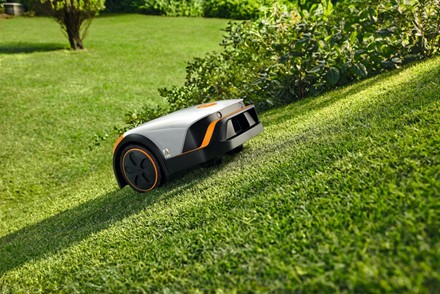 STIHL iMOW® 3 to automatyczny robot koszący do trawników do 500 m². Posiada 3 ostrza, regulację wysokości i sterowanie przez aplikację iMOW®. Samodzie
