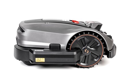 Robot koszący Sunseeker Elite X3 Gen 2 pracujący w ogrodzie bez przewodu ograniczającego.