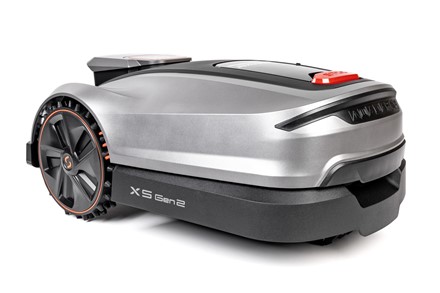  Robot koszący Sunseeker Elite X5 Gen 2 AWD pracujący na stromym zboczu.