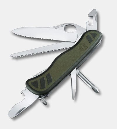 Scyzoryk Victorinox Swiss Soldier’s Knife 08, wyposażony w piłę do drewna, śrubokręt i inne narzędzia, z ergonomiczną rękojeścią w kolorze zielonym.