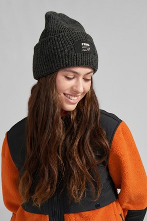 Szara czapka zimowa STIHL OVERSIZED z emblematem „LEGENDARY PERFORMANCE”