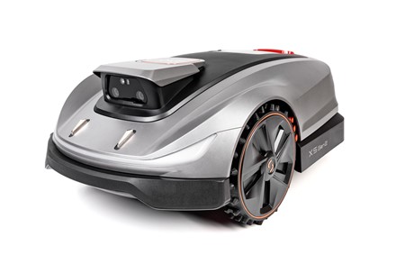  Robot koszący Sunseeker Elite X5 Gen 2 AWD pracujący na stromym zboczu.