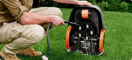 Robot koszący Segway Navimow i210 AWD podczas pracy na trawniku