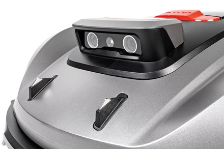 Robot koszący Sunseeker Elite X3 Gen 2 pracujący w ogrodzie bez przewodu ograniczającego.