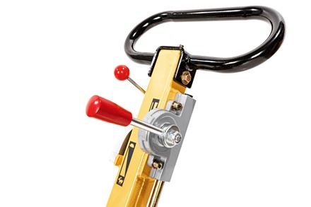 Dwukierunkowa zagęszczarka spalinowa Cedrus ZG06 122kg z widocznym mechanizmem rewersu i kołami