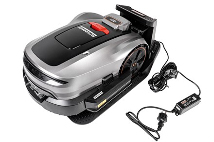 Robot koszący Sunseeker Elite X3 Gen 2 pracujący w ogrodzie bez przewodu ograniczającego.