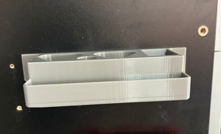 Uchwyt ścienny druk 3D na 2x akumulator AS 2, olej bio 50 ml oraz kieszeń na zapasowe łańcuchy do GTA 26