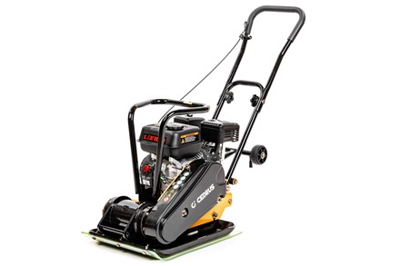 Zagęszczarka spalinowa Cedrus ZG80L 78kg z ramą ochronną silnika i zamontowanymi kołami transportowymi