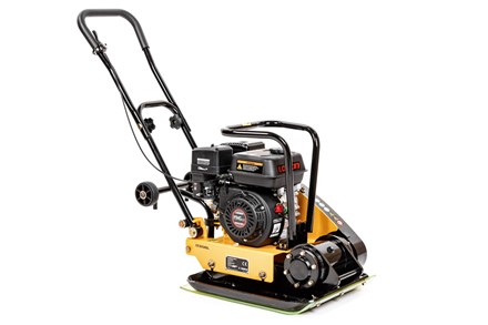 Zagęszczarka spalinowa Cedrus ZG80L 78kg z ramą ochronną silnika i zamontowanymi kołami transportowymi