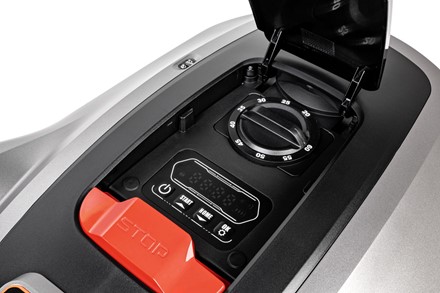 Robot koszący Sunseeker Elite X3 Gen 2 pracujący w ogrodzie bez przewodu ograniczającego.