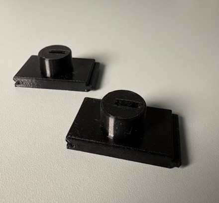 Podstawka pod otwieracz do kapsli w nożyku Victorinox wydrukowana w technologii 3D na biurku