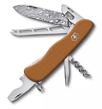 Scyzoryk Victorinox Damast Special Picknicker 2022 – limitowana edycja z ostrzem ze stali Damasteel® o wzorze „Baldur”, okładkami z drewna gruszy.